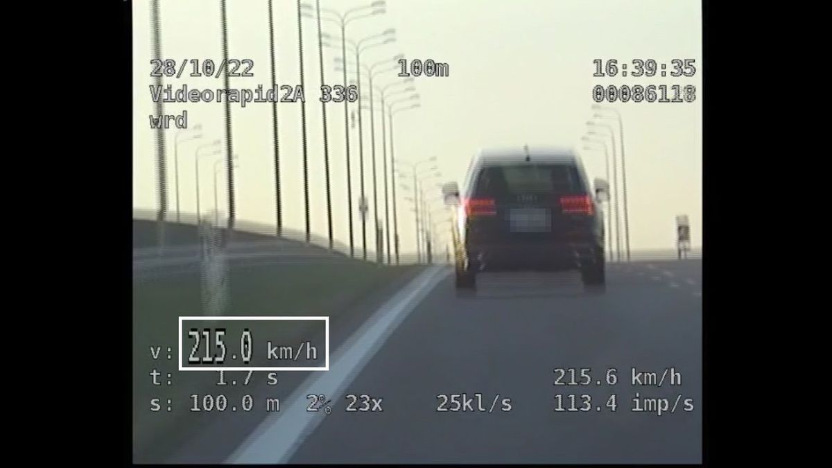 Zdjęcie przedstawia auto pędzące z prędkością 215 kilometrów na godzinę.