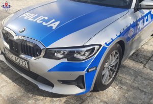 radiowóz Policji marki BMW. Widok od przodu.