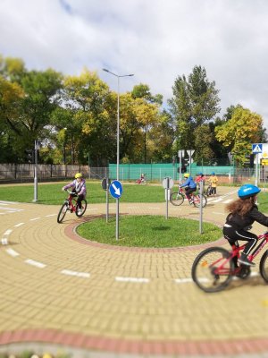 dzieci szkolą się na rowerach