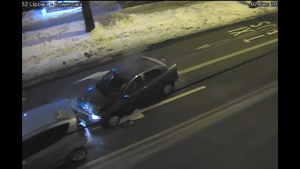 Ujęcie z miejskiej kamery na której widać zderzenie się dwóch aut.