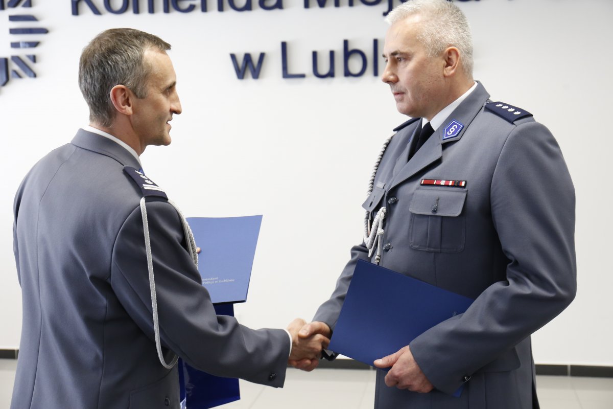insp. Robert Szewc gratuluje nowemu komendantowi KMP LUBLIN
