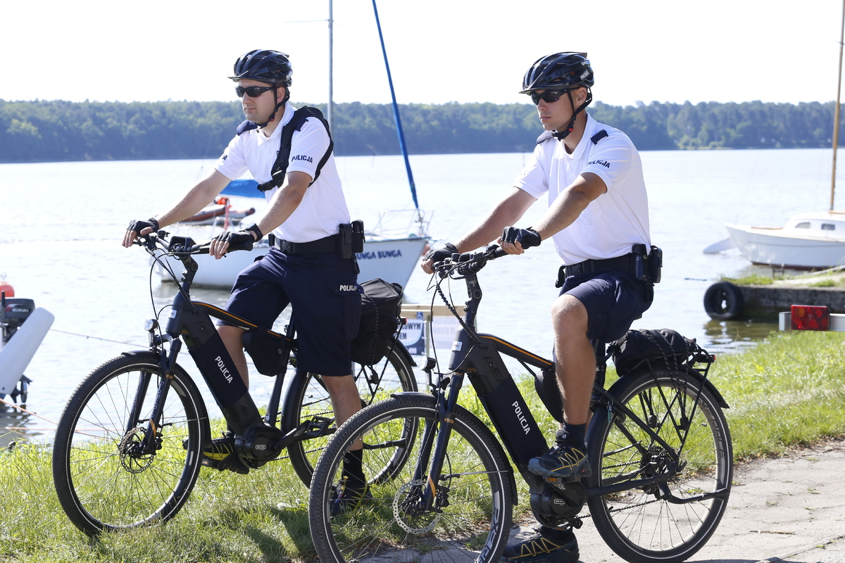 Policjanci na rowerach w tle Zalew Zemborzycki.