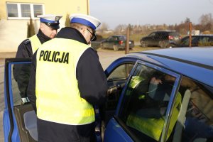 Policjanci kontrolują stan trzeźwości kierowcy