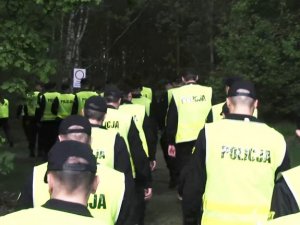 policjanci w żółtych kamizelkach